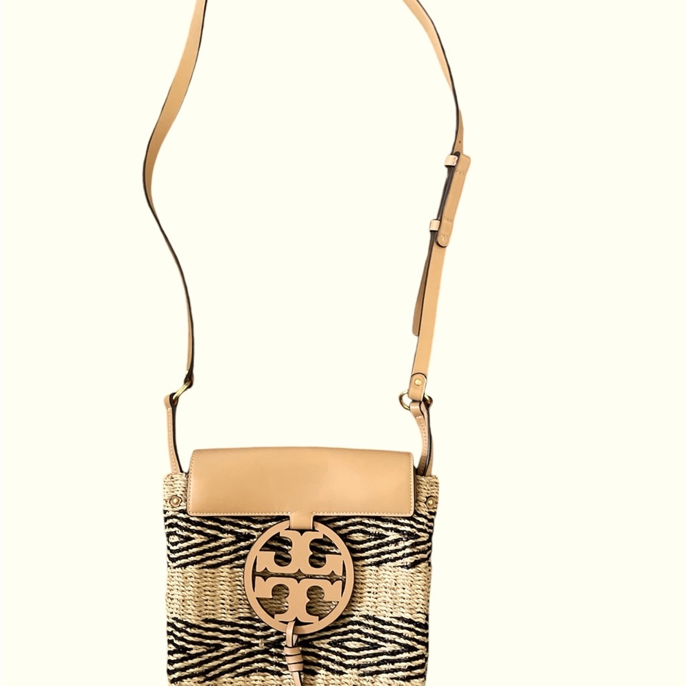 Tory Burch Straw Handbag. Leather handles. Inside Pocket. Magnetic Closer.
